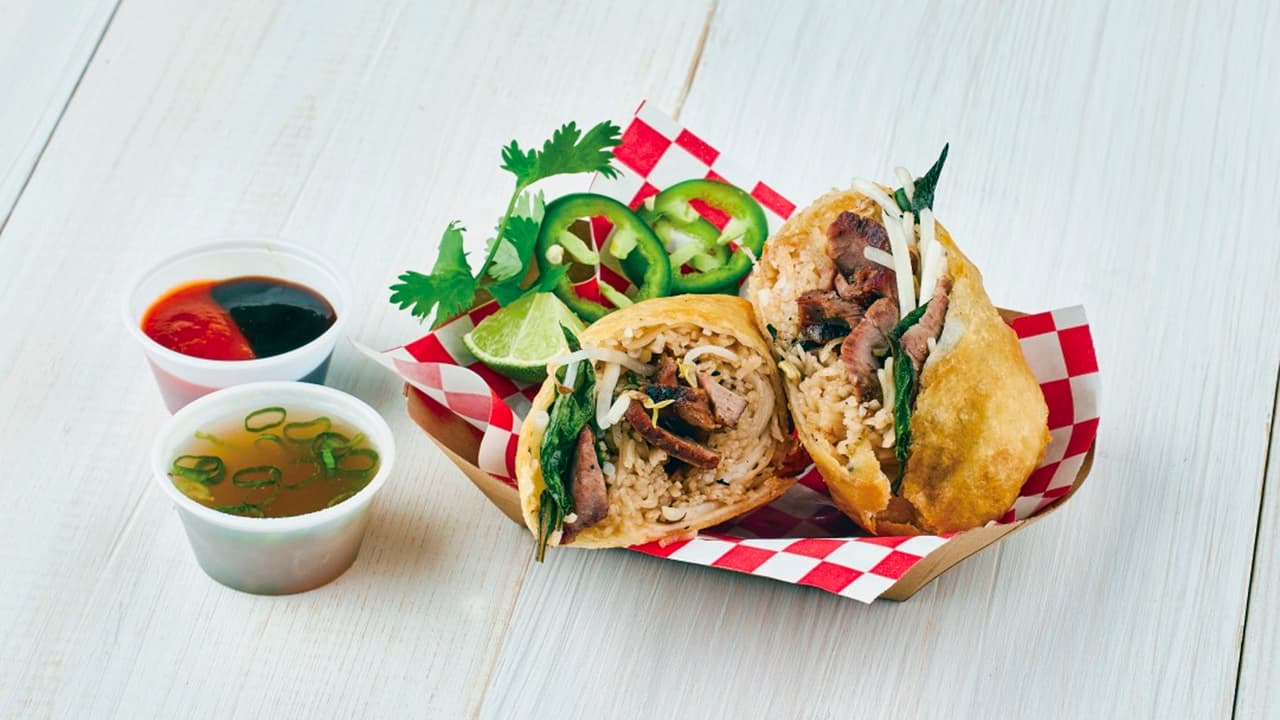 <b>Deep Fried Pho de Michelle Le</b>: Un enrollado vietnamita al mejor estilo tejano, acompañado de jalapeños, cilantro y 
<b>un toque de salsa picante</b>.