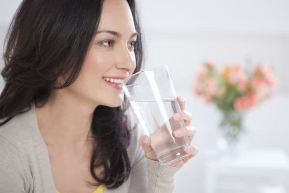 Lo ideal es que ingieras dos litros (4.3 pt lqd) por día. Lleva contigo a todos lados una botella reutilizable y bebe constantemente.