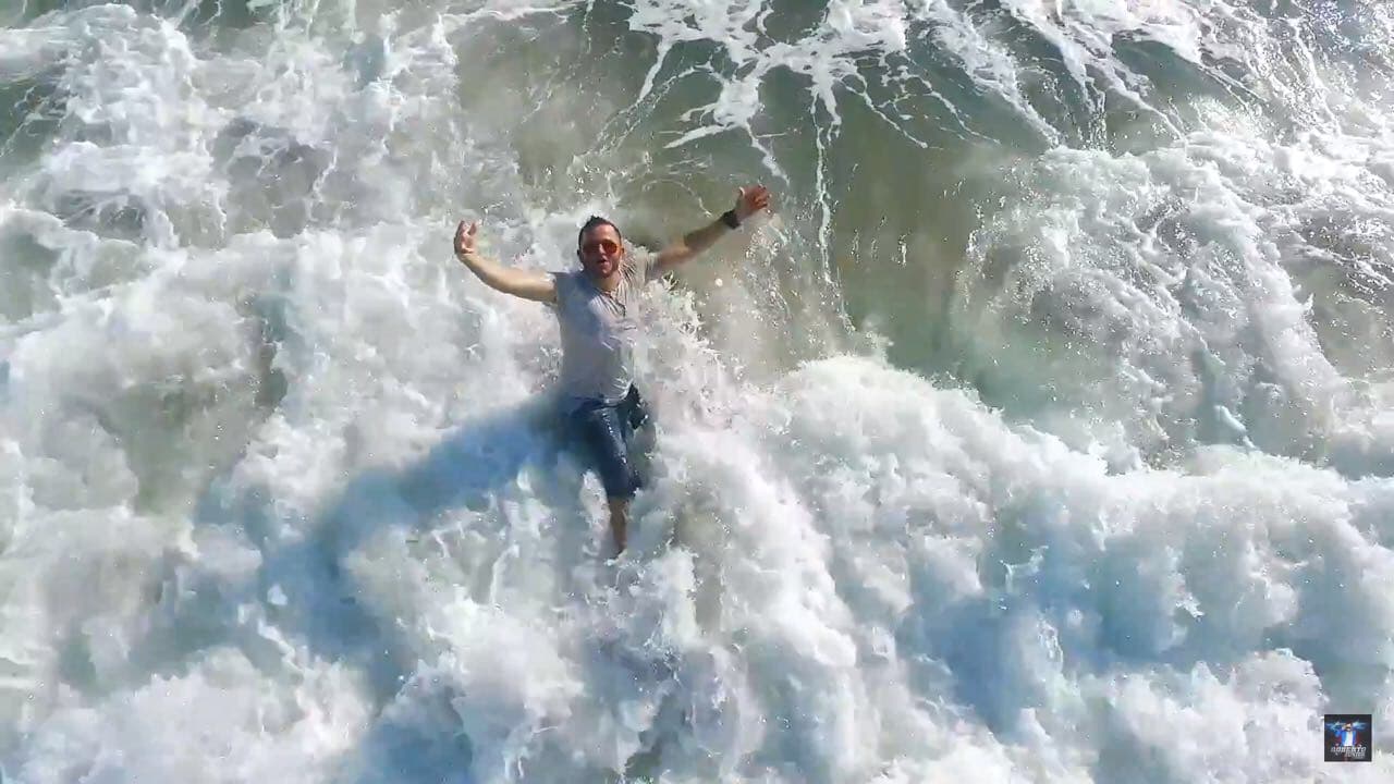 El tema es muy alegre e invita a bailar y a disfrutar de la vida, como aquí Roberto, quien gozó de las olas del Pacífico mexicano.