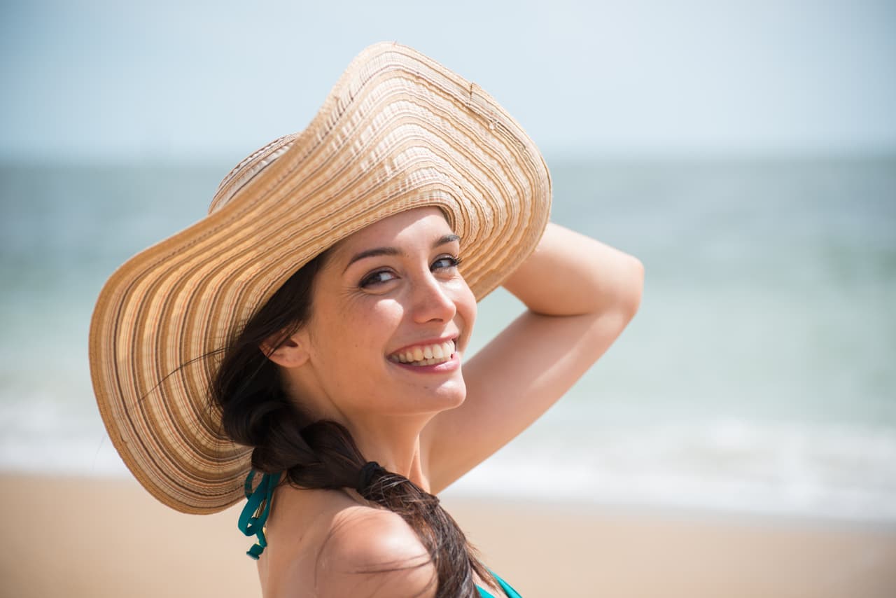 Asimismo, si tienes el cabello teñido, los cuidados tienen que ser mayores, ya que puedes perder el color o incluso cambiarlo debido al cloro de las piscinas o a la sal del agua de mar.