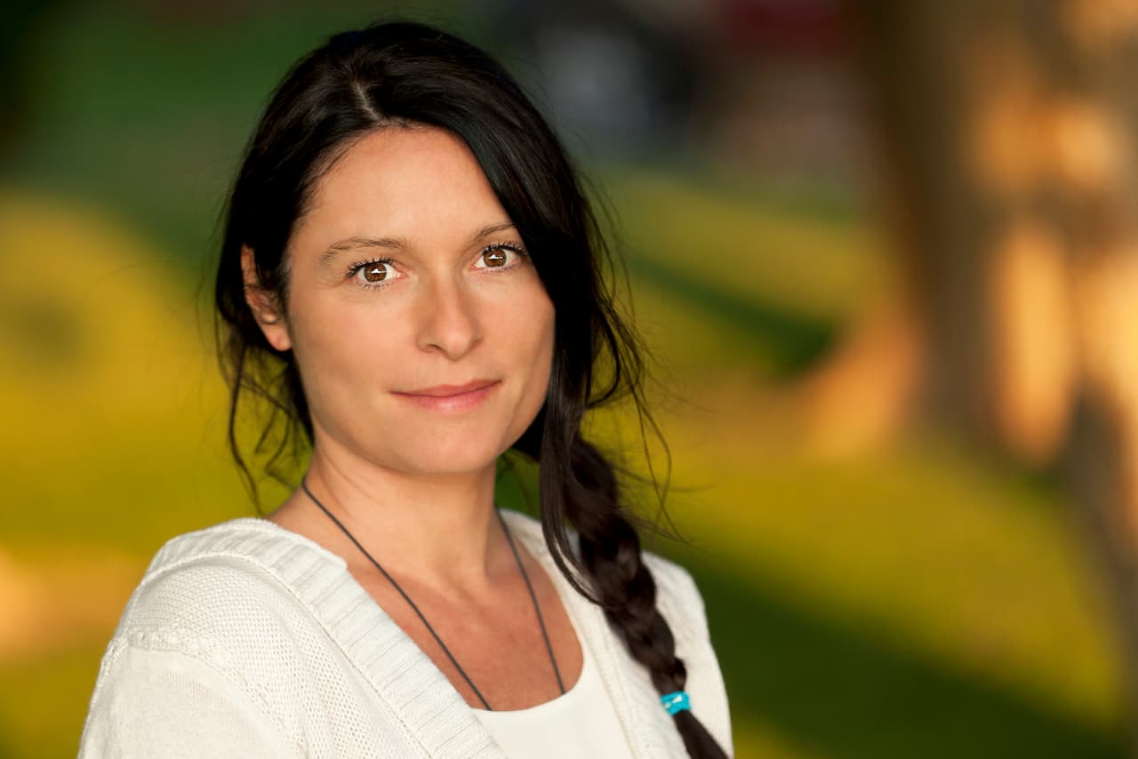 <b>Trénzalo. </b>Es común que se formen nudos en tu cabello mientras duermes. Por eso, hazte una trenza, no muy apretada, antes de acostarte. Esto también ayudará a que crezca más rápido.