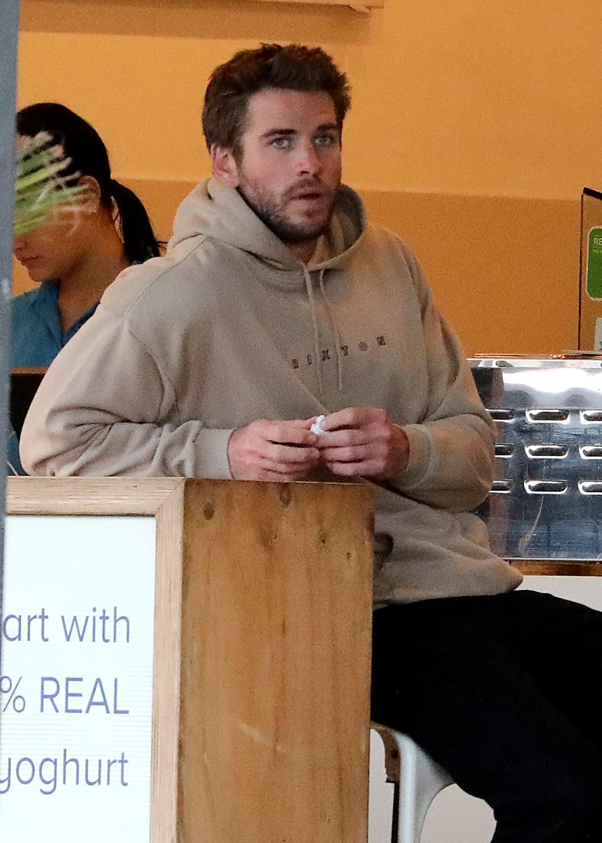 Hemsworth, de 29 años, solicitó 
<b><a href="https://www.univision.com/famosos/liam-hemsworth-rompe-el-silencio-sobre-su-separacion-de-miley-cyrus-y-ella-regana-a-brody-jenner-fotos" target="_blank">que no se considere el otorgamiento de una manutención</a></b>, pues todo sobre las finanzas de ambos quedó estipulado en el acuerdo prenupcial que firmaron antes de 
<b><a href="https://www.univision.com/entretenimiento/la-familia-de-miley-cyrus-revela-mas-detalles-de-su-sorpresiva-boda-con-liam-hemsworth-fotos" target="_blank">unir sus vidas</a></b>, el pasado 23 de diciembre de 2018.
<br>