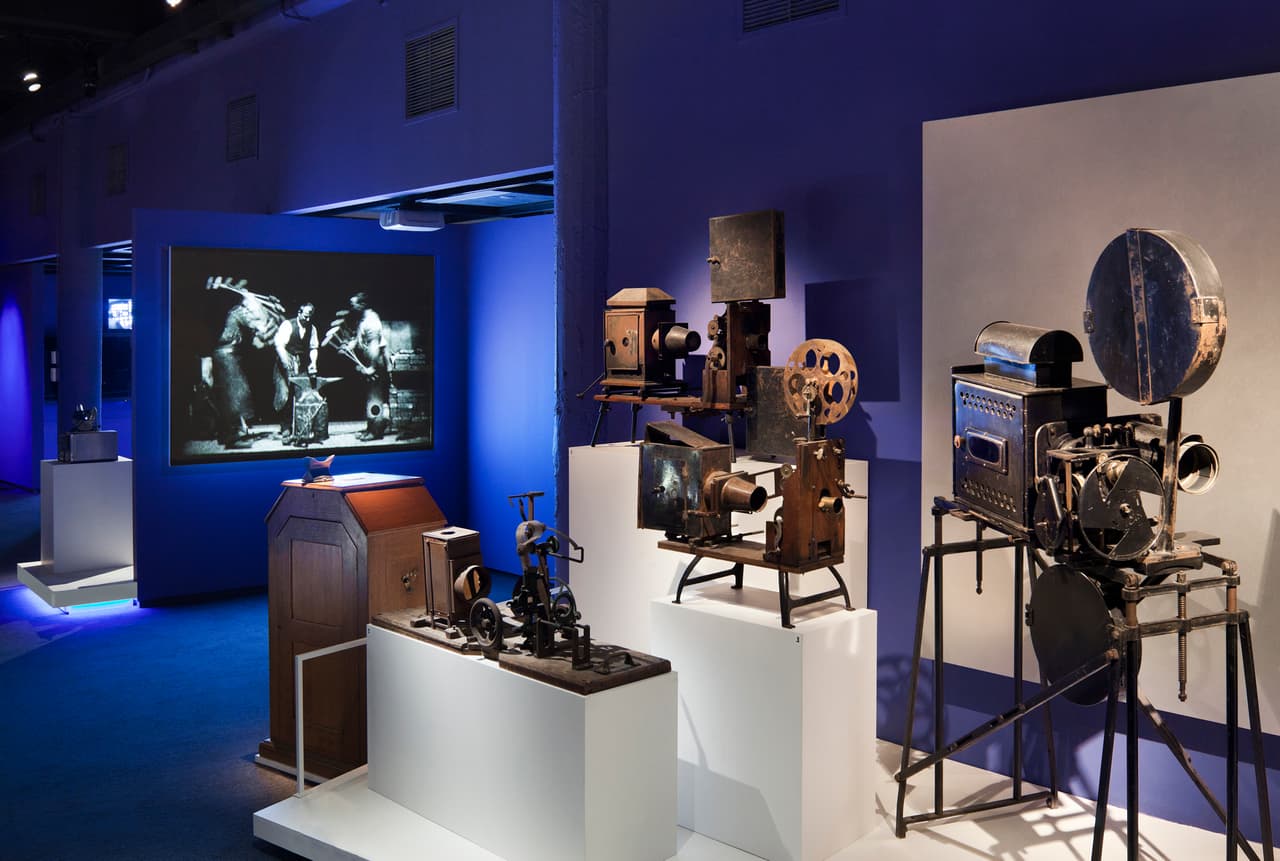 <b>Museum of the Moving Image (MoMI)</b>. Con exhibiciones permanentes y especiales, proyecciones de películas y festivales de cine, el MoMi celebra el arte, la historia y la tecnología de las imágenes en movimiento. Televisión, cine, juegos de video y diversos medios digitales están representados en este museo que es único en el país. Su precio de entrada es de entre $10-$20 para admisión general. Entradas gratis los jueves entre 2pm y 6pm. 
<b><a href="https://movingimage.org/" target="_blank">Sitio oficial</a></b>.