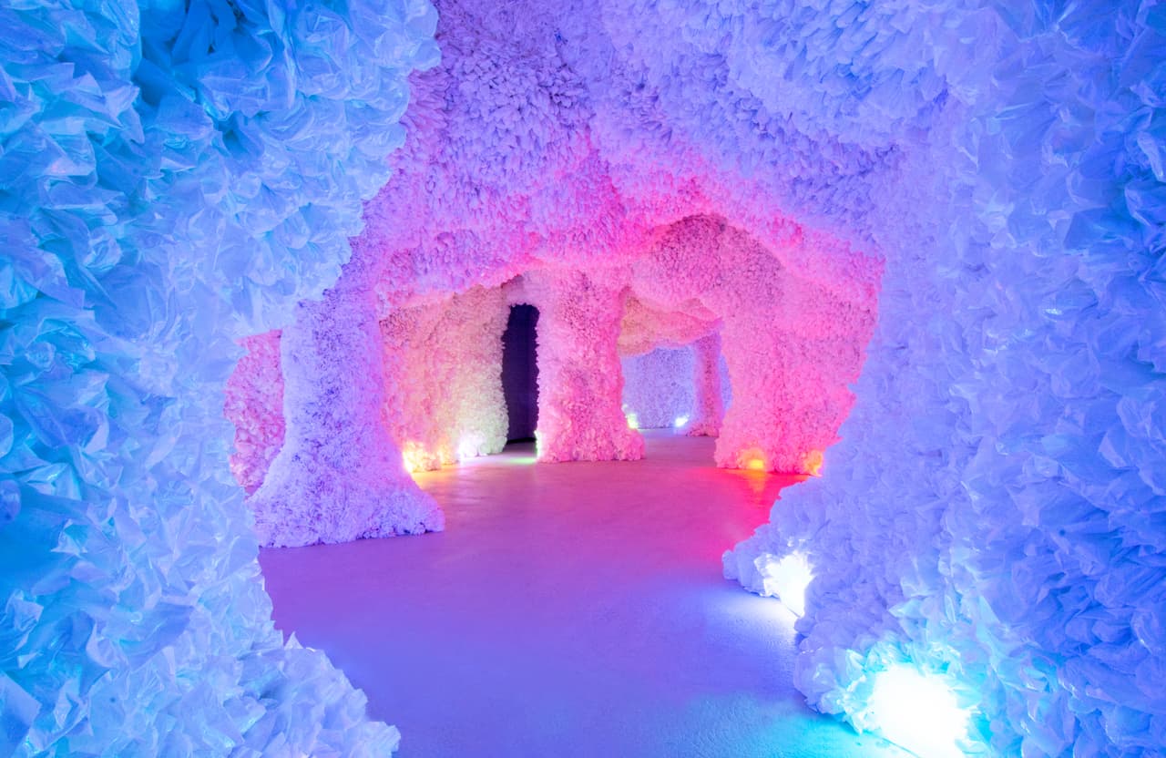 Hopscotch es una galería de 20,000 pies cuadrados que alienta a los visitantes a ser participantes activos en el arte que los rodea.