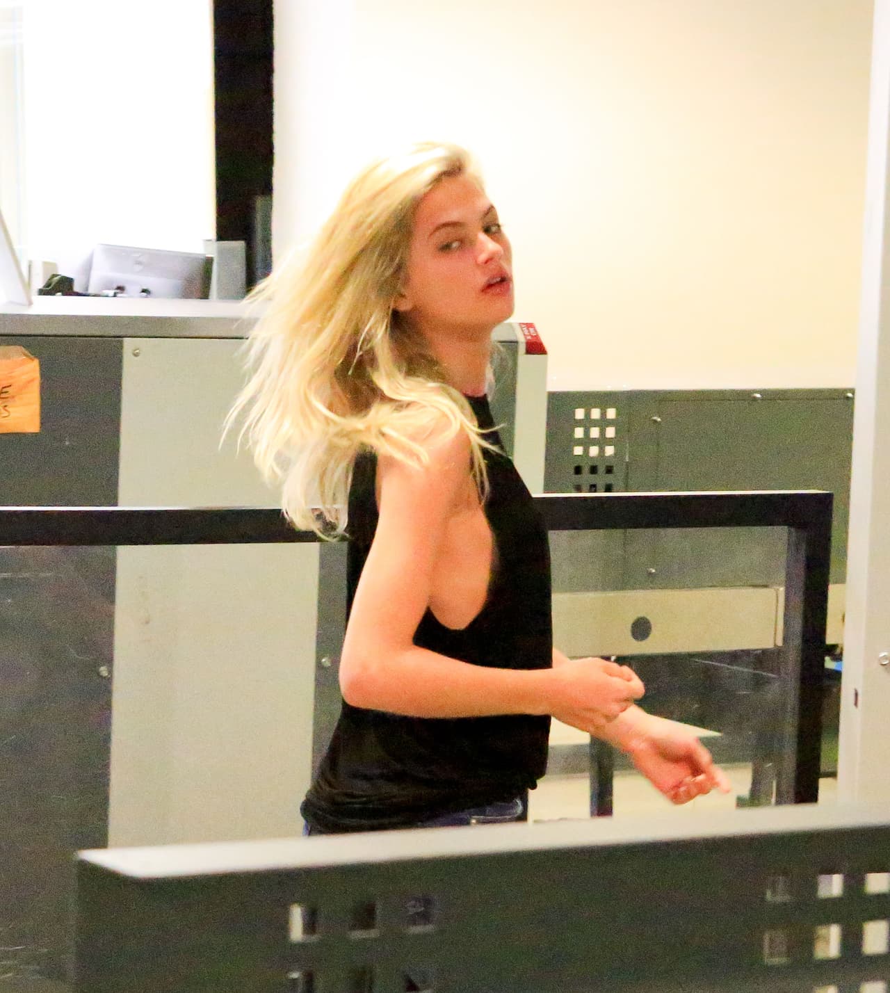 La posible novia de Scott dedicó una mirada de enojo a los paparazzi.