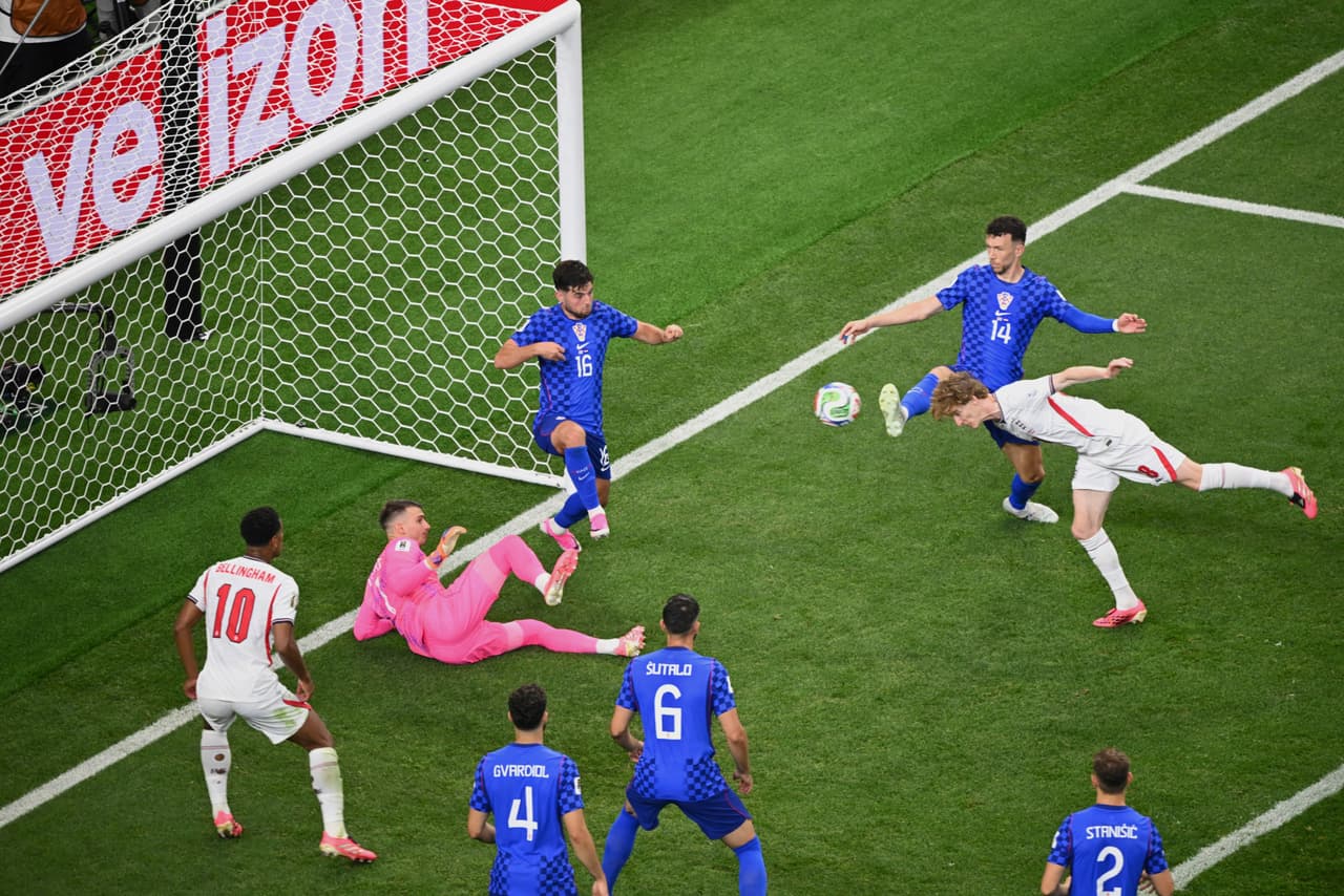 El inglés Elliot Anderson (8) intenta marcar mientras el portero de Croacia, Dominik Livakovic, trata de atajar el balón durante el partido de fútbol del Grupo L de la Copa del Mundo entre Inglaterra y Croacia en Arlington, Texas.