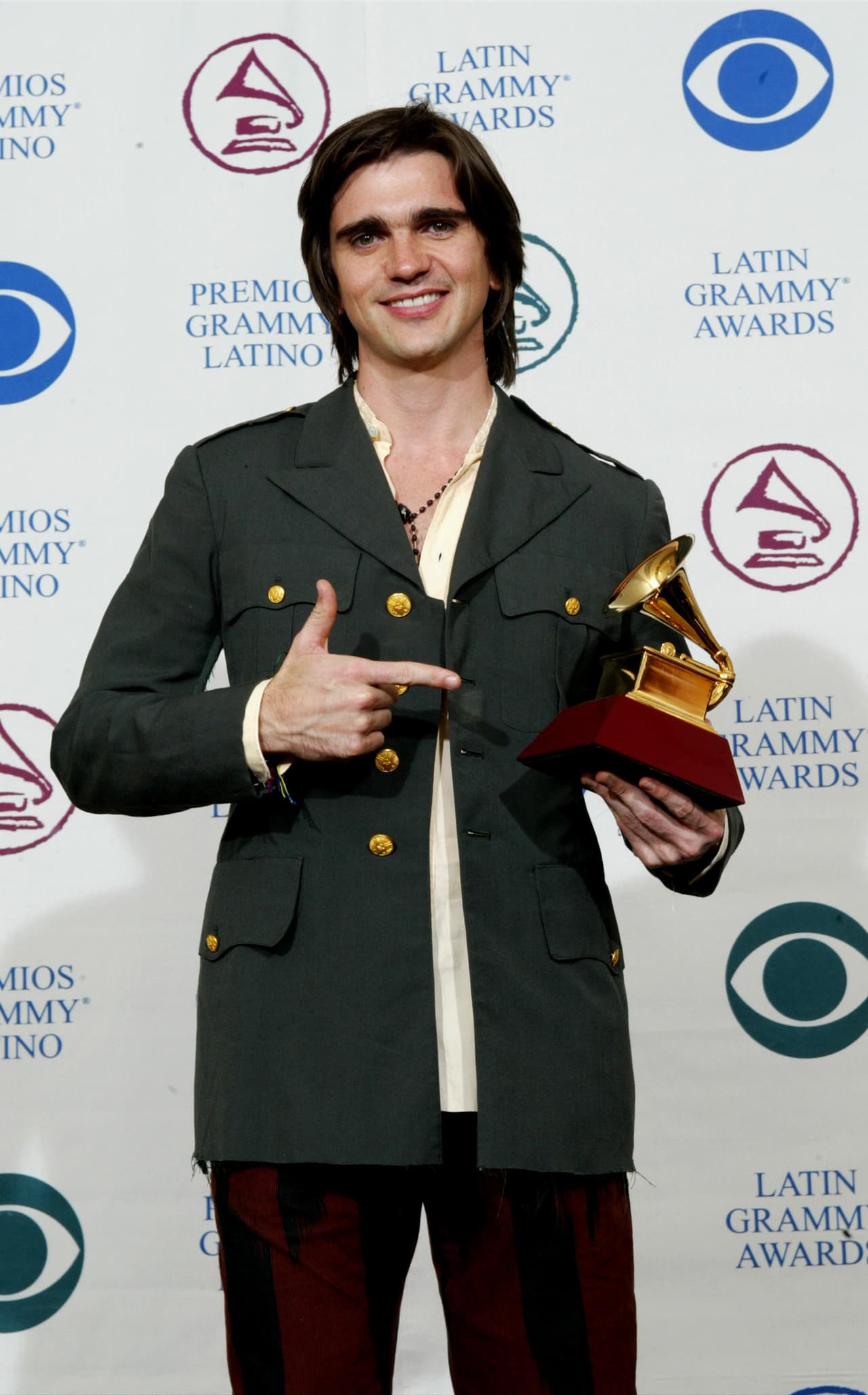 Al siguiente año, Juanes siguió con la buena racha en Latin GRAMMY y es que en 2002 se hizo acreedor a un premio: Mejor Canción de Rock - ‘A Dios le pido’, aunque esta vez apareció con un nuevo look más rockero y con la cabellera larga.