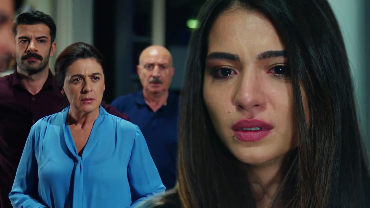 Sin embargo, Asu no contaba con que su felicidad duraría poco, pues durante una cena familiar Kemal recibió una llamada para encender la televisión. A través de un noticiario, todos descubrieron que ella y Emir eran hermanos. Tras ser confrontada, no pudo ocultar la verdad y terminó por desmayarse.