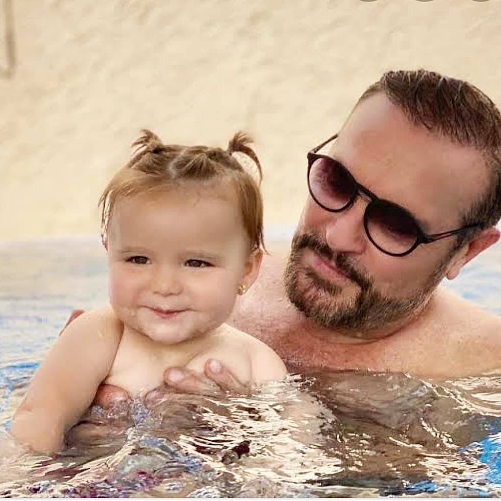 Durante los meses en los que el actor de Fuego Ardiente estuvo separado de su esposa, se dedicó a redescubrirse y a disfrutar su tiempo como abuelo.