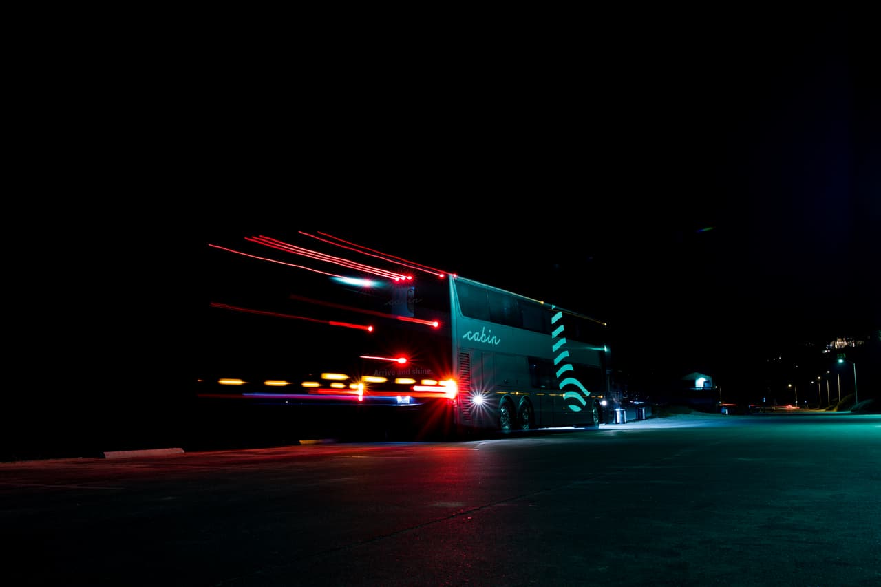 Su autobús negro brillante, ofrece pequeños pero acogedores dormitorios con camas de espuma viscoelástica, un baño comunitario, Wi-Fi y un servicio al cliente de alta calidad. Además, la compañía ofrece a sus huéspedes té de manzanilla por la noche y café expreso por la mañana.
<br>