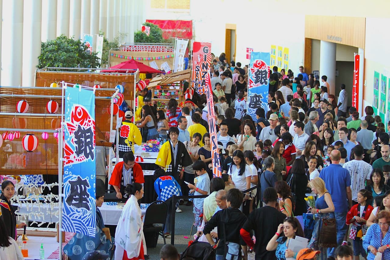 <b>Evento</b>: Japan Fest
<br>
<b>Fecha</b>: 16 de septiembre
<br>
<b>Lugar</b>: Gas South Convention Center. 6400 Sugarloaf Pkwy. Duluth, GA. 30097
<br>
<b>Sitio web</b>: 
<a href="https://www.japanfest.org/">https://www.japanfest.org/</a> 
<br>
<br>Este festival examina los aspectos de la cultura estadounidense y japonesa moderna, así como los efectos duraderos de la tradición. Encontrarás un desfile de moda de kimonos modernos, proyecciones de anime, comidas divertidas y platos étnicos, espectáculos de música y danza tradicional, demostraciones de artes marciales y mucho más.