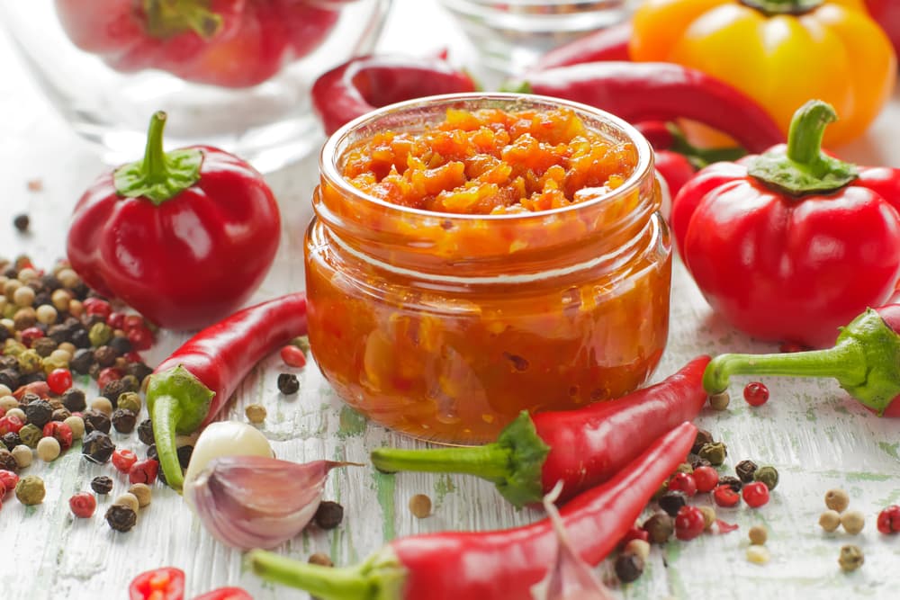 Salsa Borracha. Si quieres experimentar con otro tipo de salsa esta es perfecta aunque tal vez quedes un poco enchilado. Consigue tomates verdes cocidos, chiles pasilla asados, desvenados y remojados en agua caliente, dientes de ajo, aceite, vinagre, 1/2 taza de buen pulque, sal, hojas de laurel y queso añejo desmenuzado.