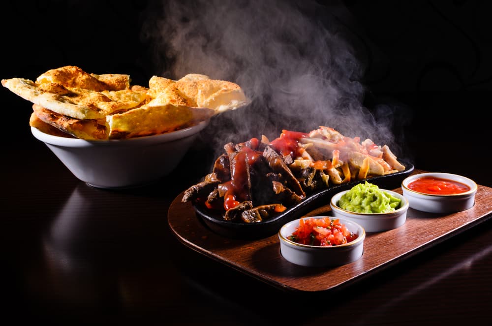 Salsa Chile Morita. Para esta salsa se necesitan chiles morita que deben ser asados en el comal y remojados en agua hirviendo, además un diente de ajo y sal al gusto. La preparación consiste en poner los ingredientes en el vaso de la licuadora y licuar.