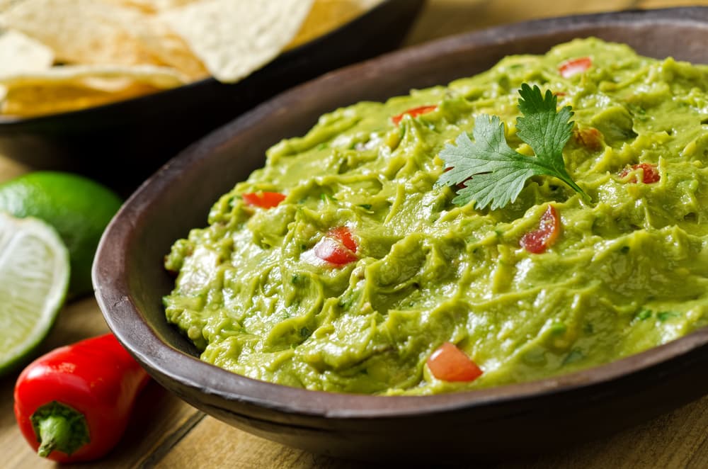 Guacamole. Esta receta es ideal para los aguacates ya muy maduritos pues tienes que triturar la pulpa. Solo necesitas aguacate, el jugo de un limón, 2 cucharadas de hojas de cilantro fresco y picado, dos chiles serranos y sal.