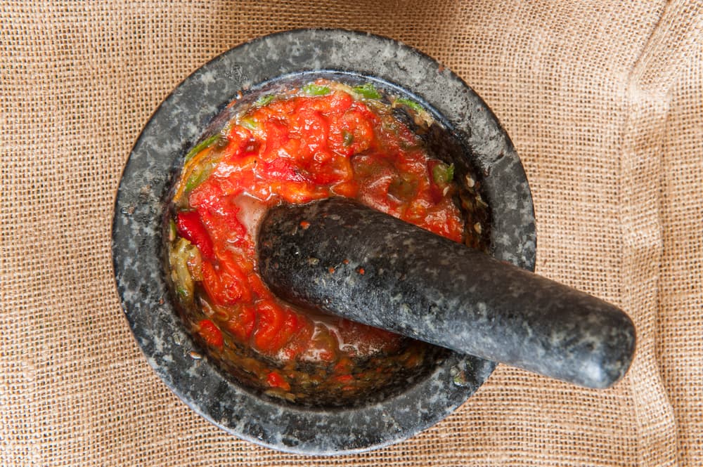 La preparación consiste primero en asar los jitomates y los chiles en el comal. Después se pelan y los chiles también, dejando un poco de piel para que la salsa se vea más apetitosa. Por último, los chiles se molcajetean muy bien con sal, luego se añade el jitomate y si fuera necesario un poco de agua.
