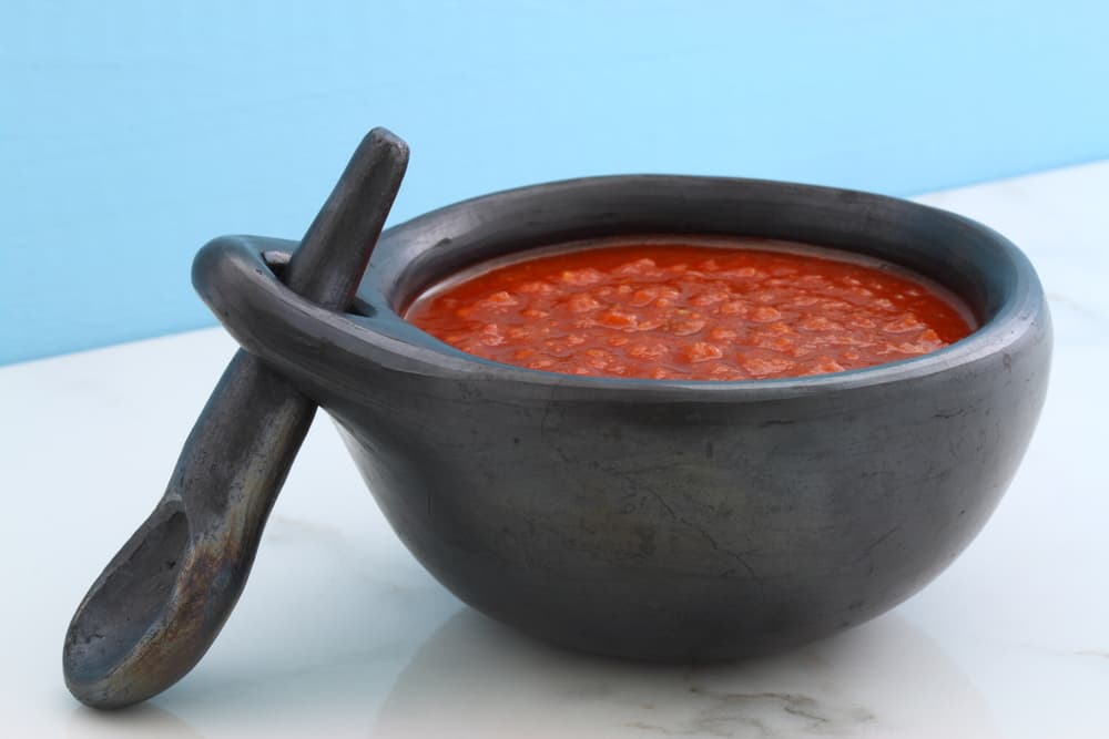 Solo tienes que molcajetear los chiles con la sal y se va añadiendo el jugo poco a poco hasta lograr la consistencia deseada.