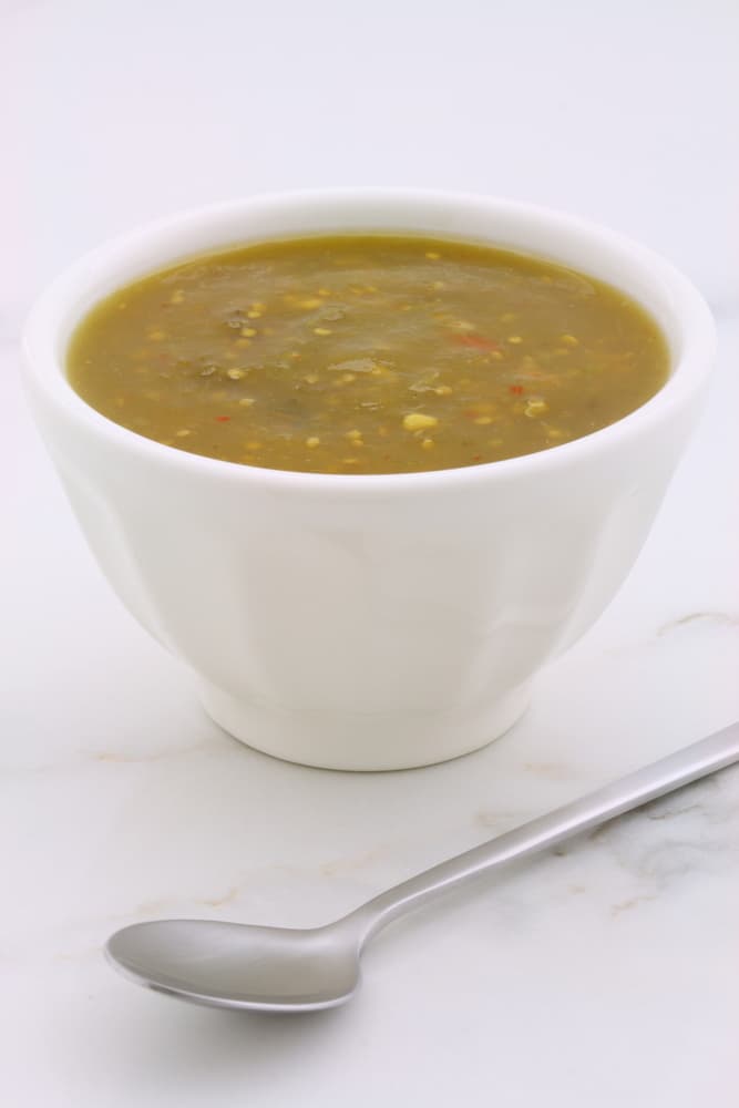 Salsa verde. Si quieres llevar una salsa verde a tu mesa consigue los siguientes ingredientes, tomates verdes, chiles serranos, un diente de ajo y sal.