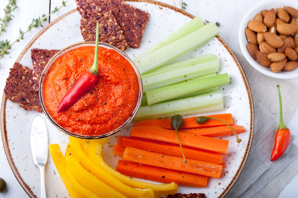 Salsa de Chile Habanero. ¿Quieres algo que te deje muy enchilado? Prueba esta salsa que lleva chiles habaneros asados en el comal, sal y jugo de naranja agria, o vinagre y jugo de naranja dulce.