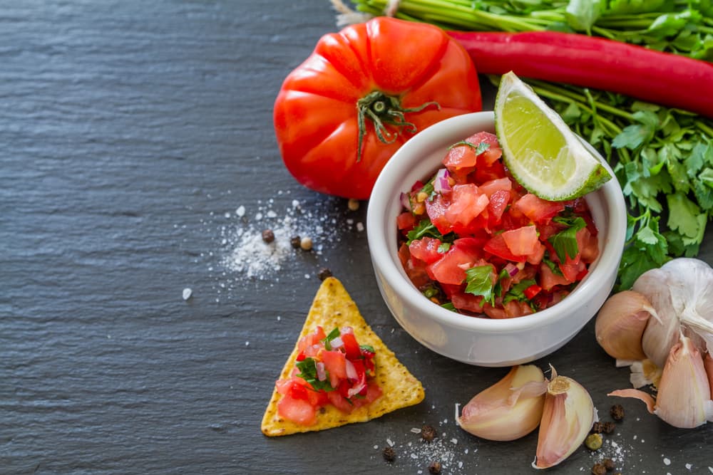 Los ingredientes que necesitas para hacer esta salsa son: jitomates grandes o medianos, chiles serranos y sal al gusto.