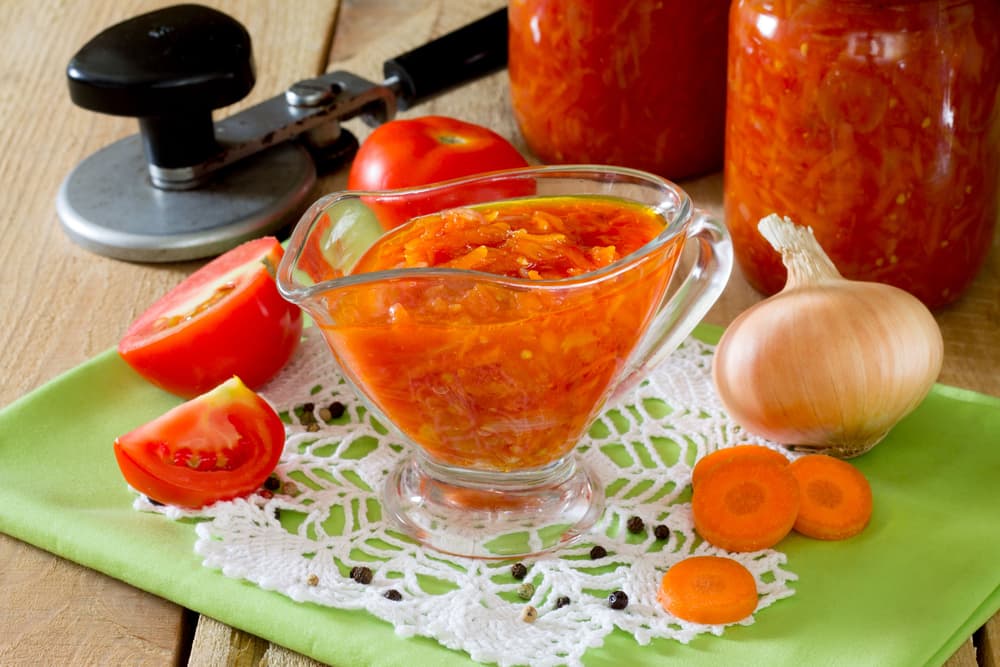 Salsa de jitomate. En esta salsa evidentemente el ingrediente principal es el jitomate, pero también necesitas cebolla picada y chiles de árbol frescos y picados que le van a dar el picor ideal. Además de un toque de sal al gusto. Solo debes licuar todos ingredientes y listo.
