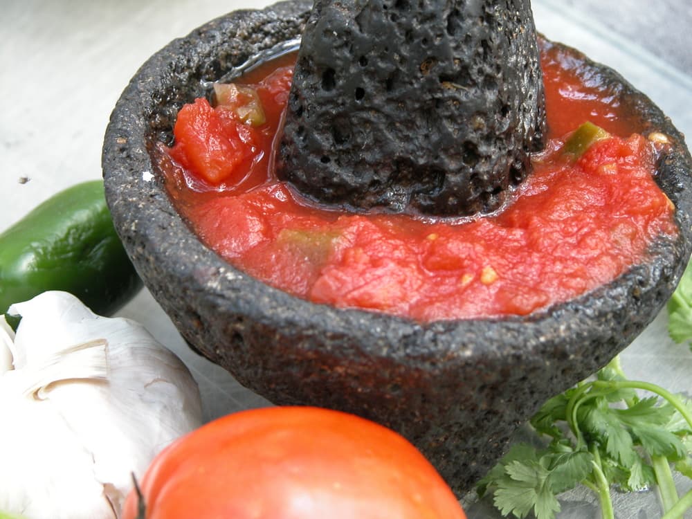 Salsa de Molcajete. Una salsa de molcajete puede conquistar hasta el paladar más exigente, pues el hecho de que se prepara en esta herramienta de la cocina mexicana desde tiempos remotos, le da un toque especial.