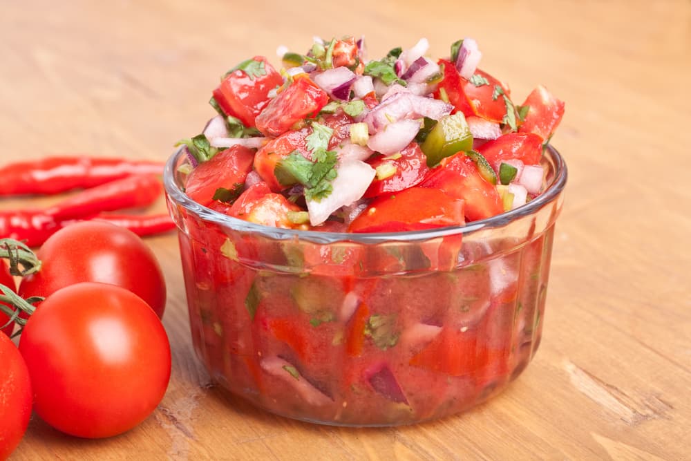 Salsa Mexicana. Esta receta es de las más sencillas de preparar pero no por eso menos deliciosa. La practicidad de esta salsa es que va cruda. Solo necesitas jitomates medianos, partidos a la mitad, despepitadas y picados, una cebolla mediana picada, chiles serranos picados, cilantro picado y sal al gusto.