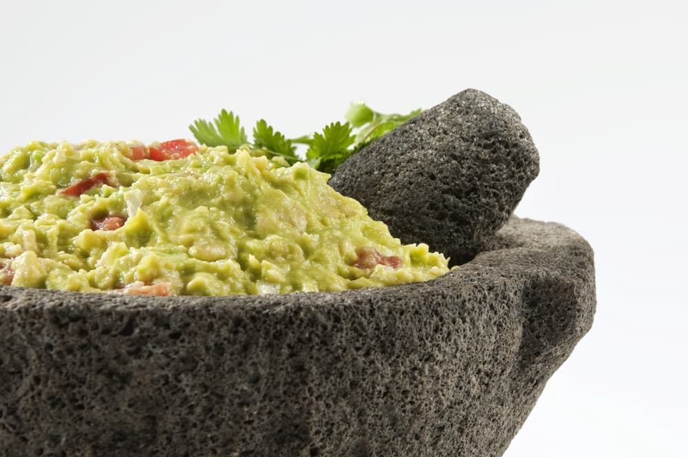 Para servirlo de una manera muy coqueta puedes hacerlo en patatas fritas, en una tortilla o en pan tostado de esta manera se ve como bocadillo. O bien, si prefieres déjalo en un recipiente al centro de la mesa.