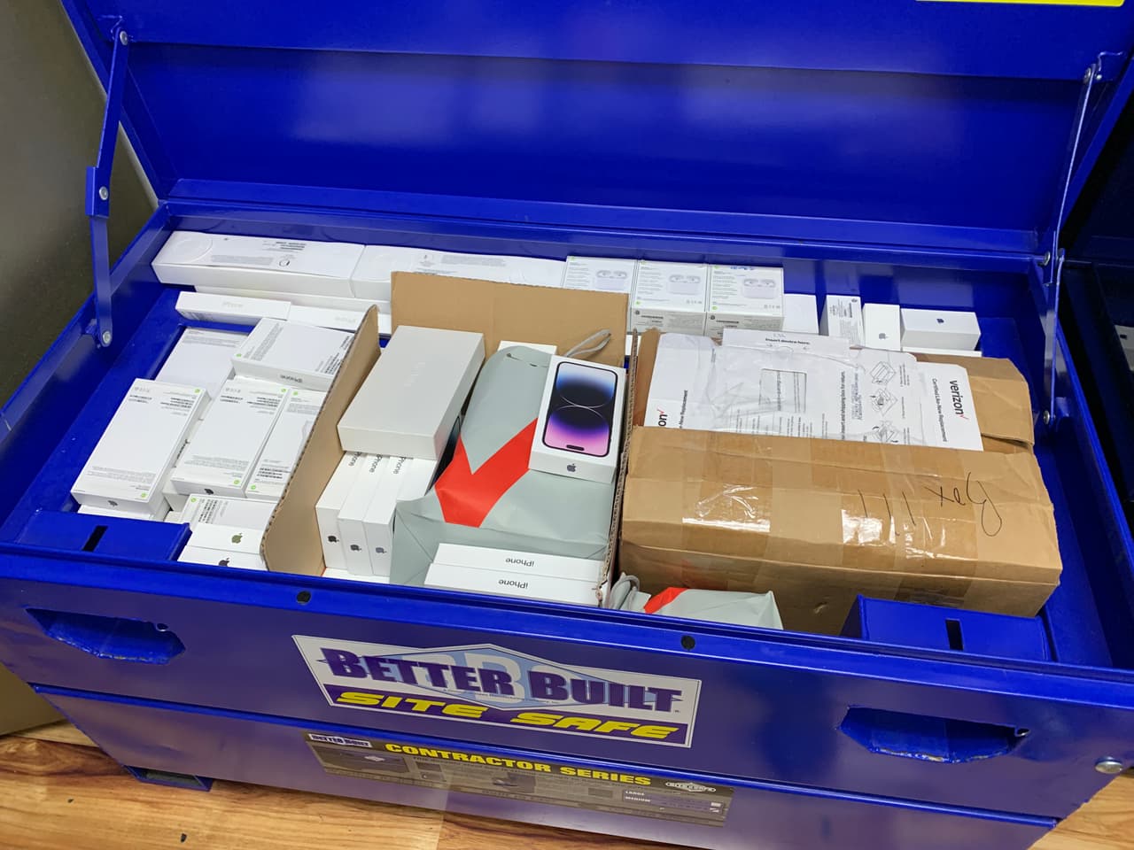 Los sospechosos detenidos, quienes por el momento no han sido identificados, enfrentan múltiples cargos relacionados con el robo a tiendas minoristas por un monto superior al medio millón de dólares.