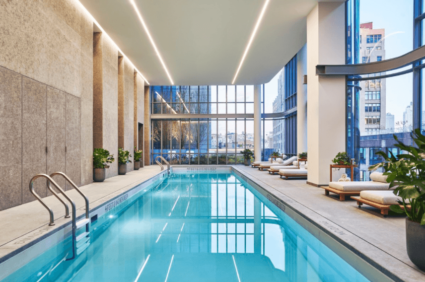 Algunas residencias tienen terrazas privadas con piscinas propias de 25 pies