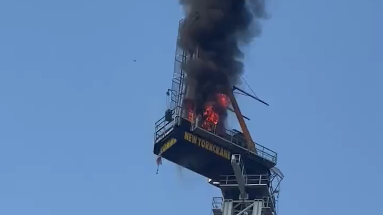 El fuego habría iniciado en el motor el brazo de la grúa se desprendió y chocó contra un edificio antes de caer.