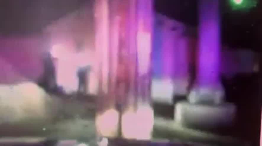 Este video muestra el momento exacto en que un tren atropella un coche en las vías