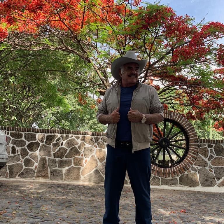 Don Vicente Fernández falleció el 12 de diciembre, luego de permanecer varios meses hospitalizado tras sufrir un accidente en su rancho que requirió de una cirugía de cadera. Sin duda
<b>,</b> una de las perdidas que más tristeza ha causado en sus millones de seguidores en todo el mundo.