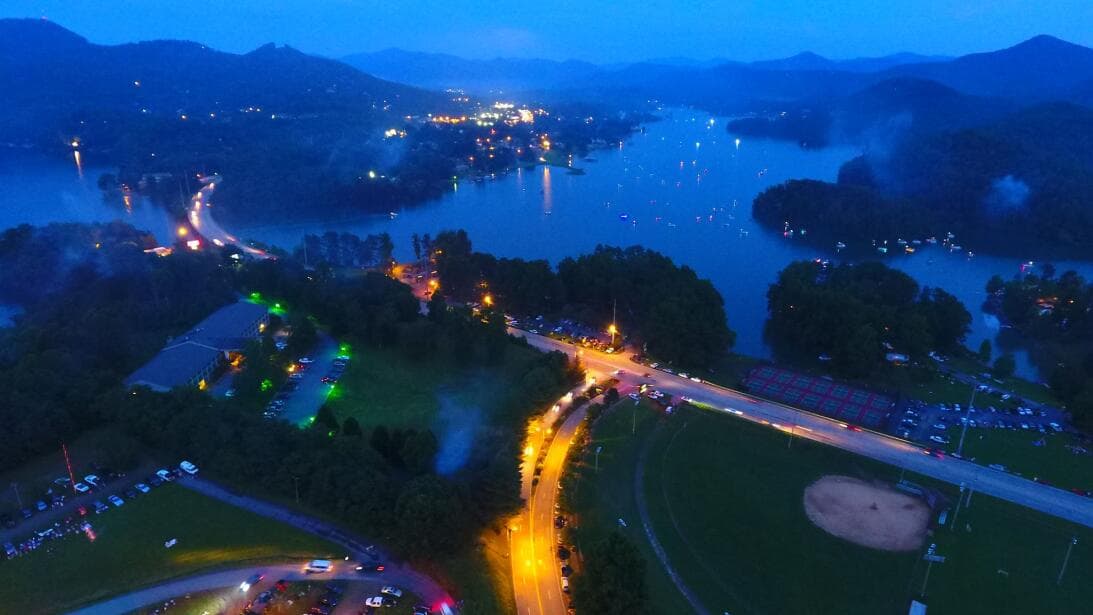 Si viajas a 
<b><a href="https://www.univision.com/local/atlanta-wuvg/pueblos-montana-georgia-otono-2022-fotos">Hiawassee</a></b>, trata de no perderte la vista desde la cima del punto más alto de Georgia, Brasstown Bald. En días despejados, los visitantes pueden ver cuatro estados desde la plataforma de observación. También hay un museo sobre la zona y acceso en autobús y rutas de senderismo.