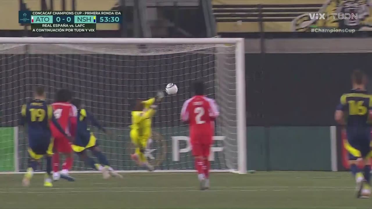 ¡Atajada que los salva del gol! Innocent vuelva para mantener su portería en cero