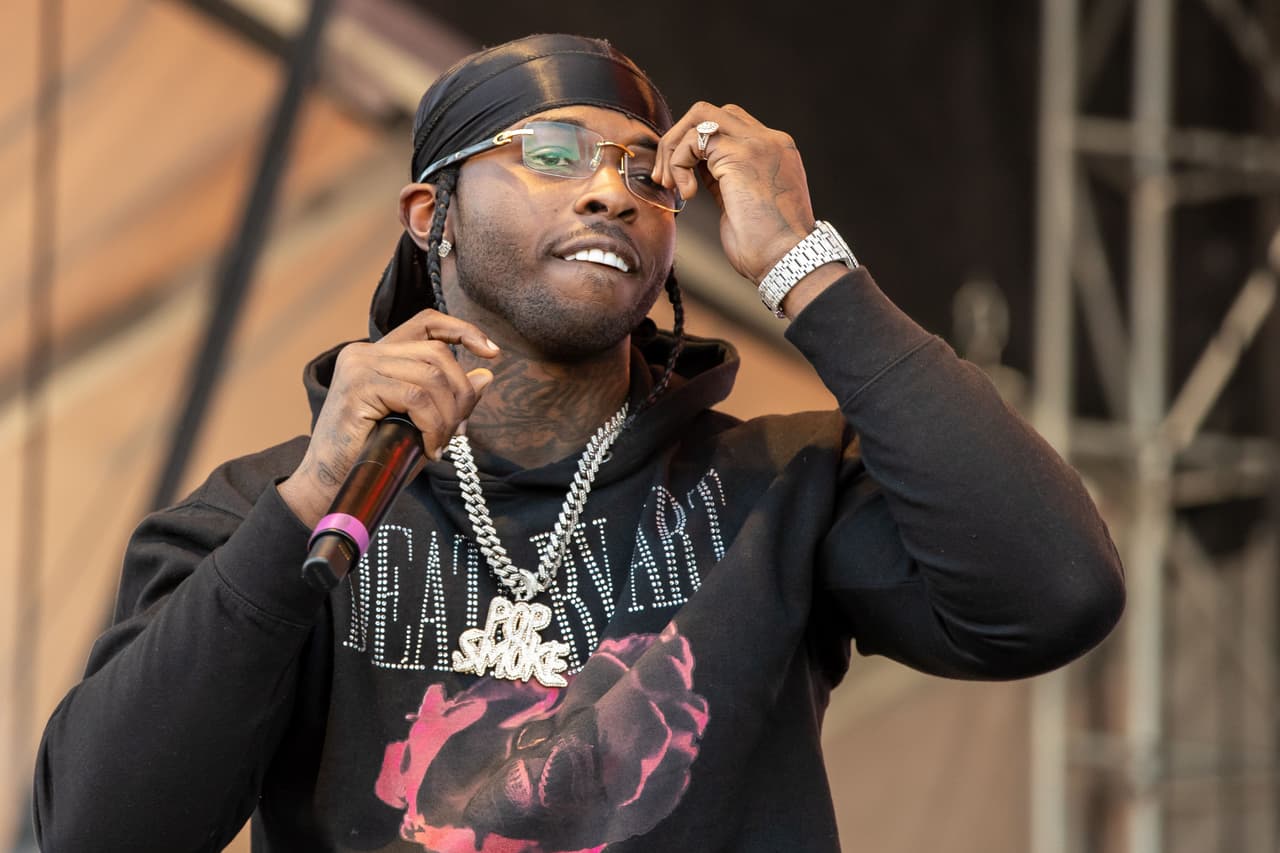 Los hechos habrían ocurrido alrededor de las 4:30 de la mañana (hora local). Se detalla que dos sujetos con sudaderas y encapuchados 
<b><a href="https://www.univision.com/radio/san-antonio-kbbt-fm/pop-smoke-killed-in-apparent-home-invasion-robbery" target="_blank">irrumpieron en la casa del artista</a></b>, según fuentes policiales. Los hombres dispararon en varias ocasiones, ocasionando la muerte del rapero. Los presuntos delincuentes huyeron a pie.
<br>