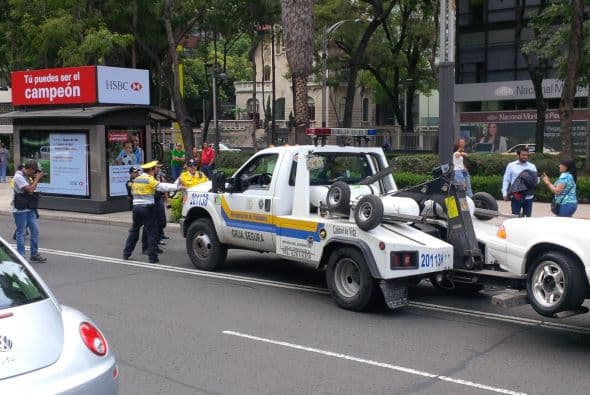 Luego de que los automovilistas se apostaran con sus vehículos en las inmediaciones de la columna, llegaron policías de tránsito, patrullas y granaderos.