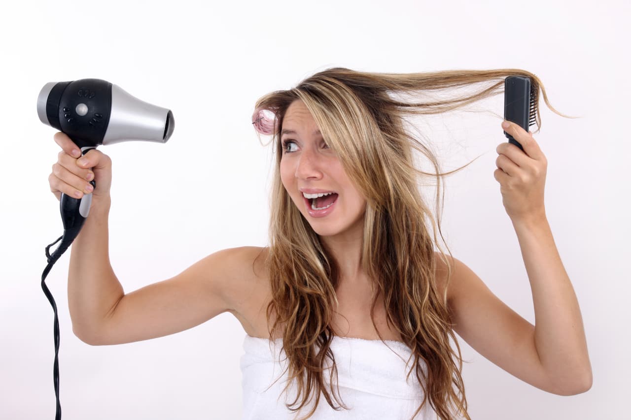 Ponles una pausa a las tenazas, la secadora y plancha alaciadora. El abuso de estos aparatos suelen ser contraproducentes ya que, si bien lo dejan espectacular en el momento, con el paso del tiempo va perdiendo fuerza y generando frizz. 
<br>