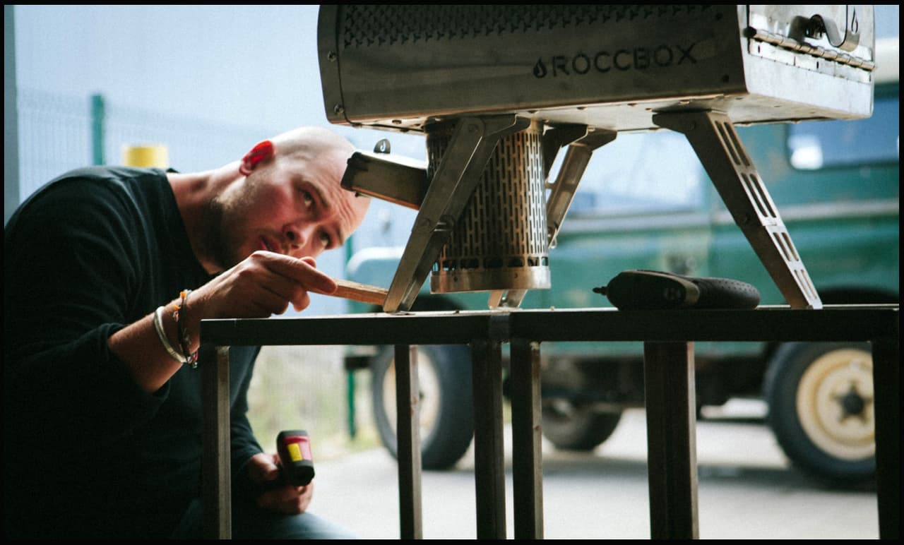 La creación de este horno portátil corre a cargo de del empresario Tom Gozney, que lanzó su horno de pizza de leña hace seis años después de encontrar que no podía cocinar una pizza crujiente en su horno convencional.