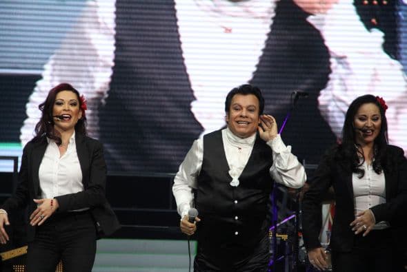 El Divo de Juárez, Juan Gabriel, hizo retumbar Phoenix con su música, su voz y sus bailes, enloqueciendo a miles de fans que llenaron el US Airways Center. Con un "¡Viva México!", Juanga arrancó su gira de conciertos del tour "Volver" ante un auditorio repleto que respondió con la misma pasión. Este ícono mexicano deleitó al público con sus grandes éxitos como "Querida", "El Noa Noa", "Inocente pobre amigo," y "Amor Eterno" entre muchos otros. El cantante se entregó por entero a sus seguidores, quienes cantaron, bailaron, lloraron y hasta aprovecharon para tomarse una selfie en un espectáculo que fue divertido y emotivo a la vez.