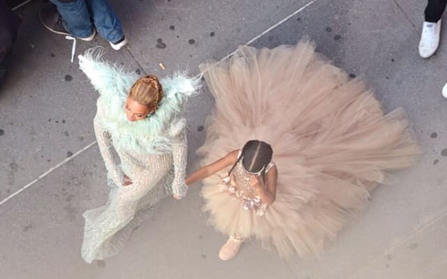Desde arriba: la foto que compartió Beyonce muestra el fabuloso vestido de Blue Ivy.
