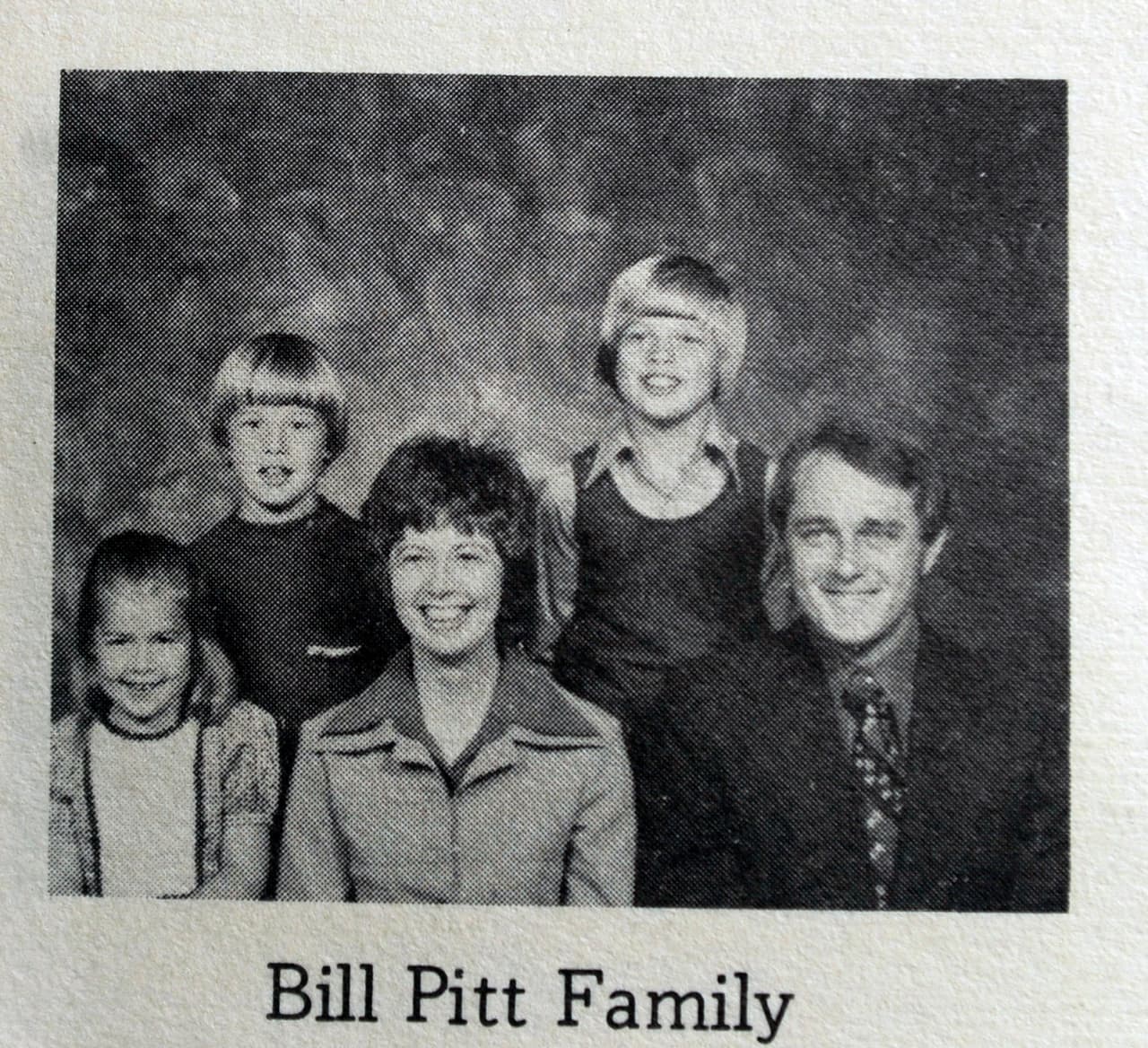 Foto familiar de los papás y hermanos de Brad Pitt.