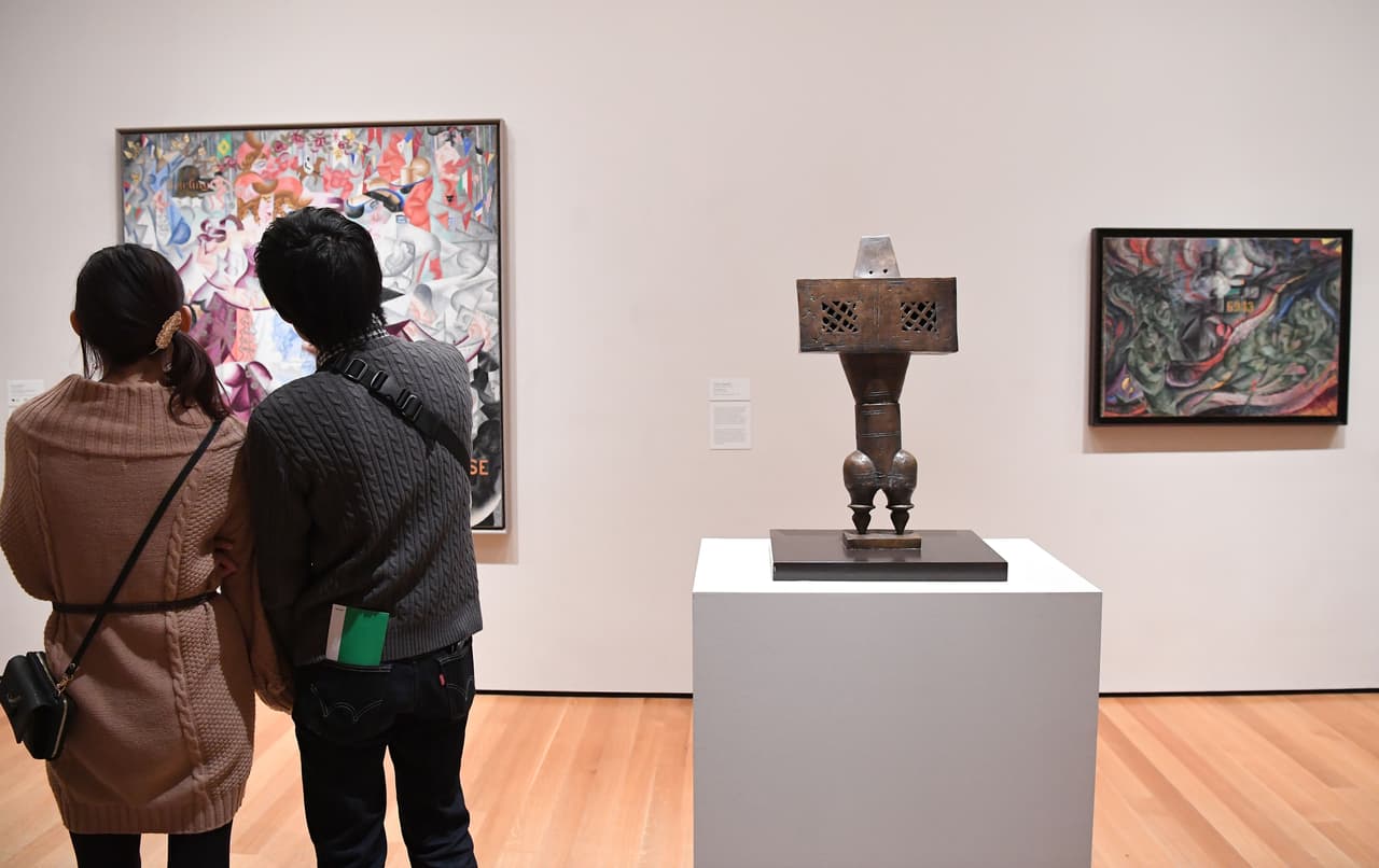 Al lado de cada uno de las obras que han reemplazado a las permanentes se puede leer un texto con las intenciones del museo: “Este trabajo es de un artista de un país a cuyos ciudadanos se les ha negado la entrada en EEUU, según una orden ejecutiva presidencial emitida el pasado 27 de enero". En la imagen, la escultura 'El profeta, 1964' del iraní Parviz Tanavoli.