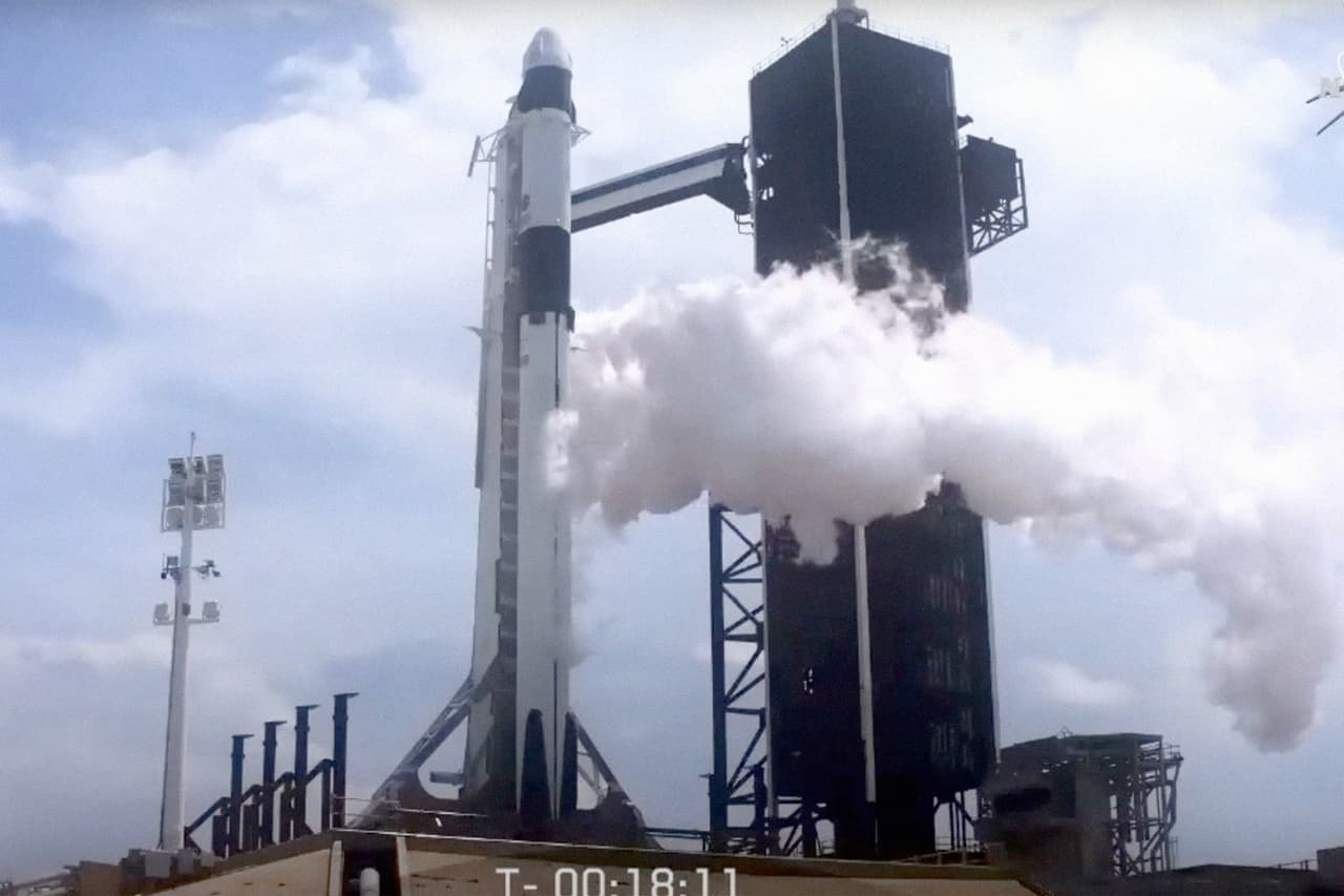 El cohete de SpaceX a 18 minutos antes del lanzamiento. NASA quiere reducir su dependencia de la Agencia Espacial de Rusia, la única vía que existía para llegar a la Estación Espacial Internacional desde el retiro del programa de transbordadores de EEUU.