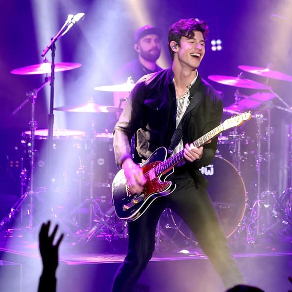 "Incluso cuando él está en el escenario, no es un factor. No puedo explicarlo. Por ejemplo, cómo me veo a mí misma cuando estoy en el escenario, simplemente lo estoy haciendo y estoy actuando, pero no lo veo como lo observan las personas... Y creo que simplemente 
<b>lo veo como un ser humano</b> todo el tiempo", explicó.
<br>