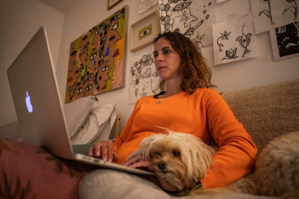La diseñadora de marcos Leticia Bartelle Lorenzoni busca servicios de Seguridad Social en Internet en su casa después de perder su trabajo en una galería de arte de marcos, durante el brote de coronavirus, en Los Ángeles, California, el 1 de abril de 2020.