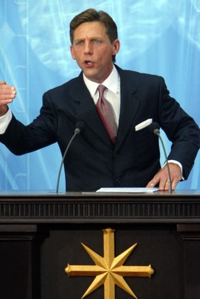 En 2004, el actual líder de la Cienciología, David Miscavige, honró a Cruise con la Medalla de la Libertad y Valor de Cienciología - un "medallón con incrustaciones de diamantes de platino" - por ser "el cienciólogo más dedicado que conozco."