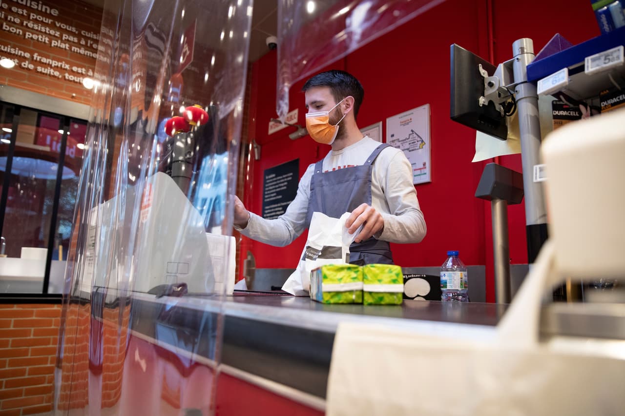 Instalar barreras físicas en las cajas registradoras o en las áreas de entrega de alimentos.