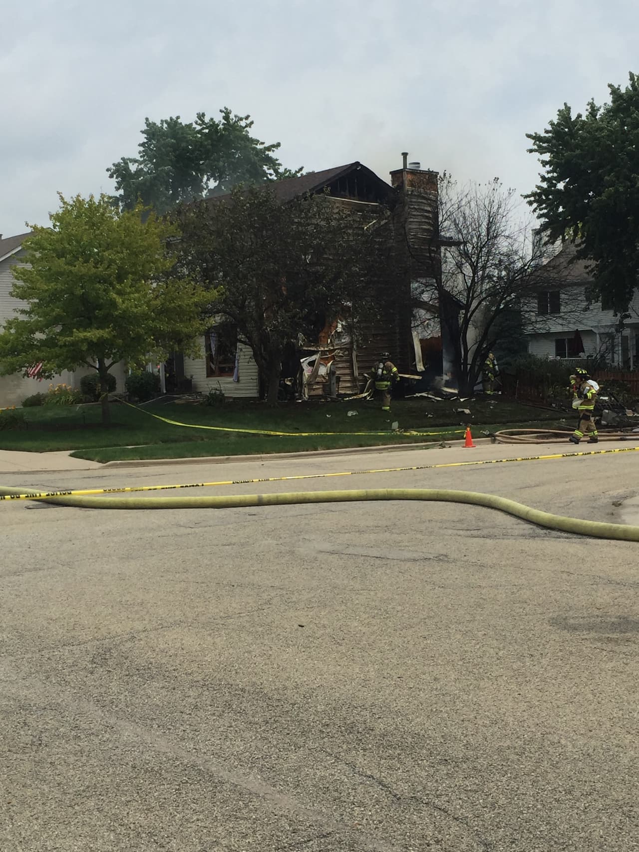 Cuadrillas de emergencia responden a accidente aéreo ocurrido en Plainfield, Illinois donde este jueves se cayó una avioneta en una casa.