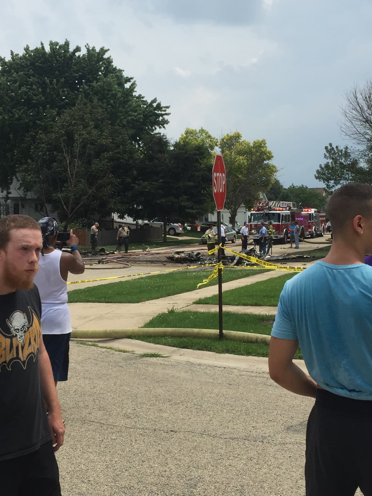 Cuadrillas de emergencia responden a accidente aéreo ocurrido en Plainfield, Illinois donde este jueves se cayó una avioneta en una casa.