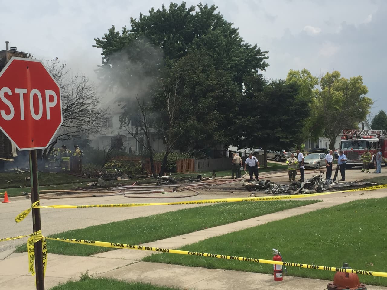 Cuadrillas de emergencia responden a accidente aéreo ocurrido en Plainfield, Illinois donde este jueves se cayó una avioneta en una casa.